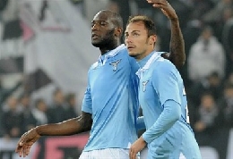 La rivoluzione messa in atto dalla dirigenza del Napoli alla rosa dei difensori azzurri potrebbe prevedere ancora un altro innesto