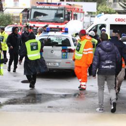 Per spostarla i vigili del fuoco hanno dovuto sfondare il cristallo