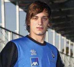 I due ckub continueranno a contendersi il giovane attaccabte sino a fine agosto, data di chiusura della sessione estiva di calciomercato