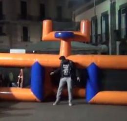 L'ex azzurro para i tiri dei giovani che accettano di sottoporsi al test del palloncino di "Sportform", associazione di Tommaso Mandato.
