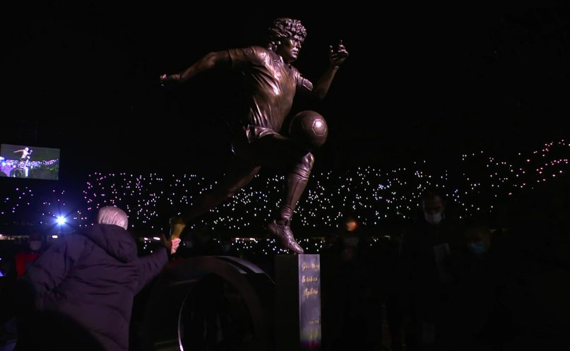 statua di maradona napoli