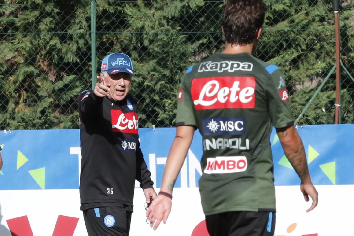 Carlo Ancelotti dà indicazioni in campo a Dimaro