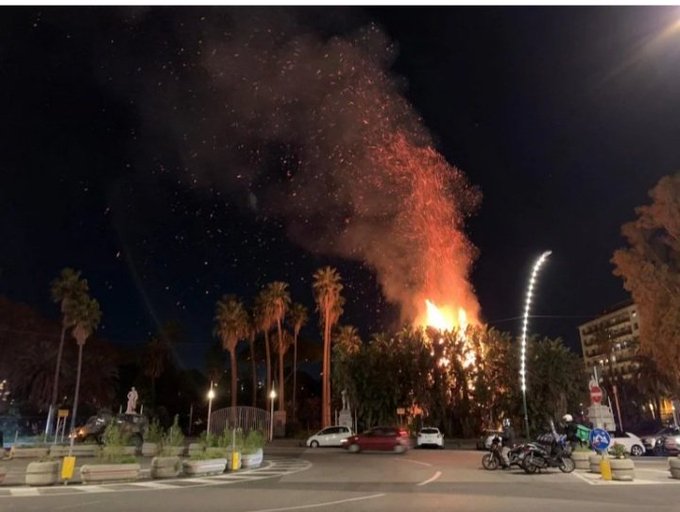 incendio villa comunale napoli video